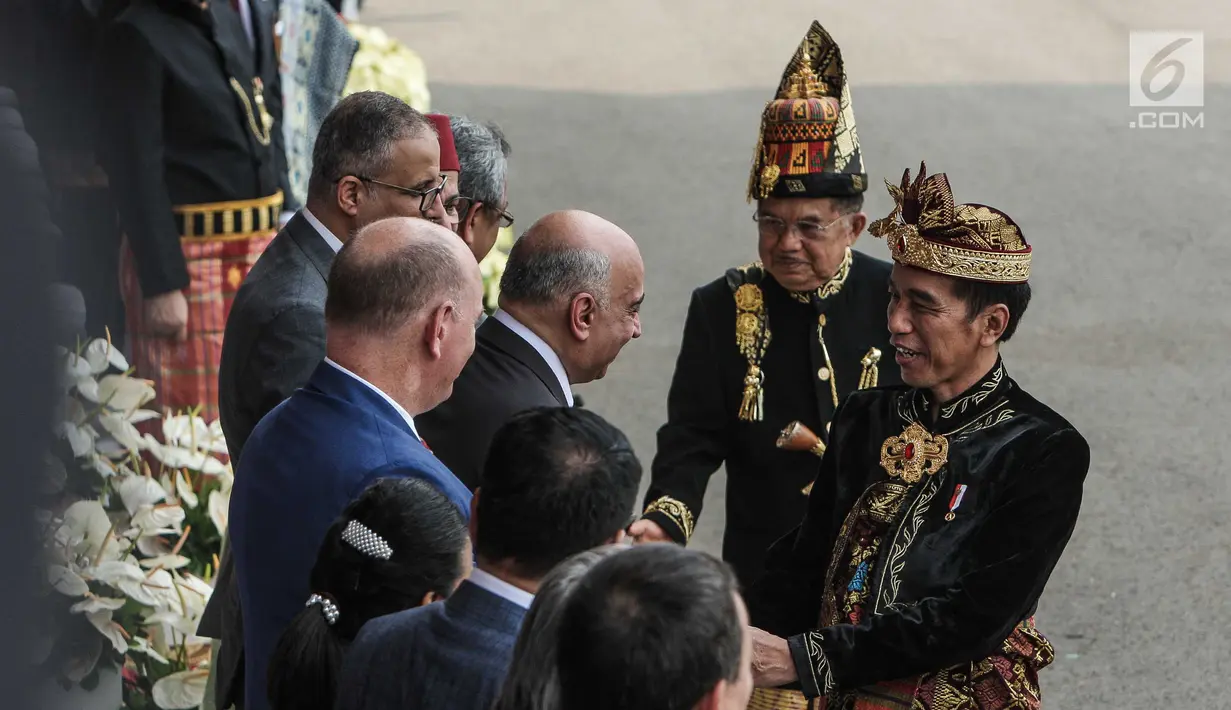 Presiden Joko Widodo bersama Wakil Presiden Jusuf Kalla bersalaman dengan tamu undangan dalam rangkaian Peringatan Detik-detik Proklamasi Kemerdekaan ke-74 RI di Istana Merdeka, Jakarta, Sabtu (17/8/2019). Peringatan HUT RI tersebut mengangkat tema "SDM Unggul Indonesia Maju". (Liputan6.com/HO/Kentu