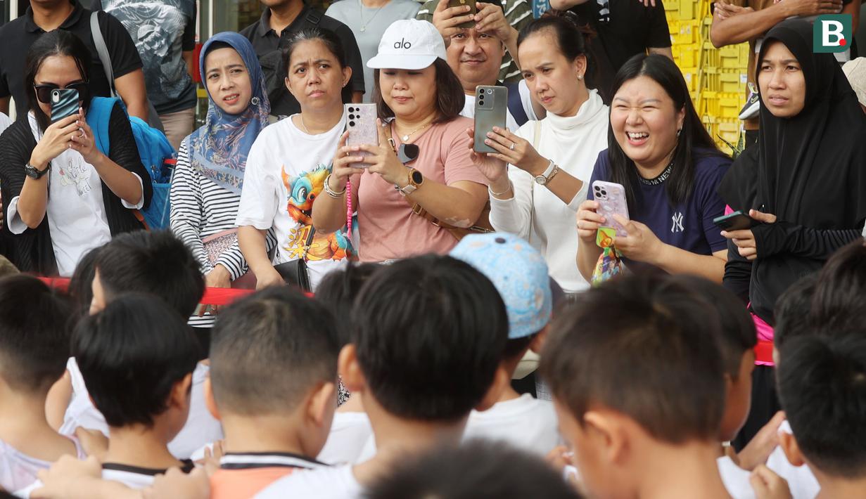 Para orang tua pun sangat bersemangat mendampingi anak mereka yang ikut berlomba. (Bola.com/M Iqbal Ichsan)