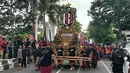 Kemeriahan parade budaya yang diadakan oleh Bali United di sepanjang Jalan By Pass Dharma Giri menuju Stadion Kapten I Wayan Dipta, Bali, Senin (23/12). Parade budaya diadakan untuk merayakan gelar juara Bali United. (Bola.com/Aditya Wany)