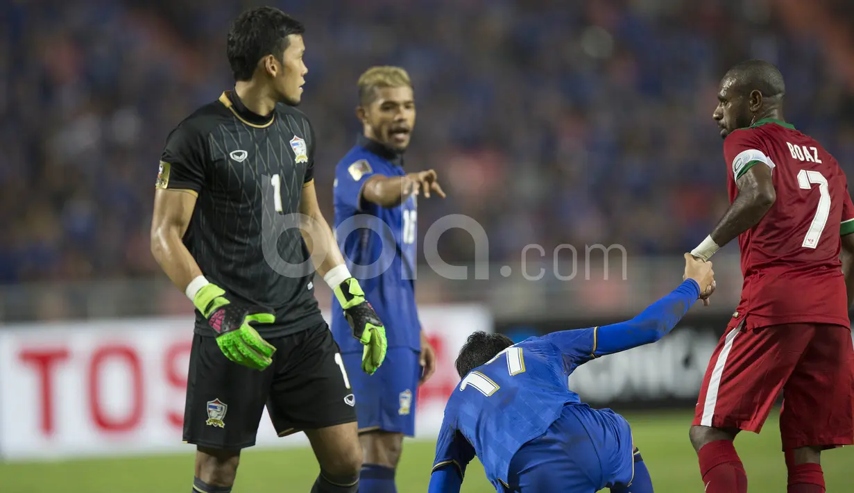 Kapten Timnas Indonesia, Boaz Solossa, beberapa kali mengancam gawang Thailand tetapi selalu gagal dalam laga leg kedua final Piala AFF 2016 di Stadion Rajamangala, Bangkok, Thailand, Sabtu (17/12/2016). (Bola.com/Vitalis Yogi Trisna)