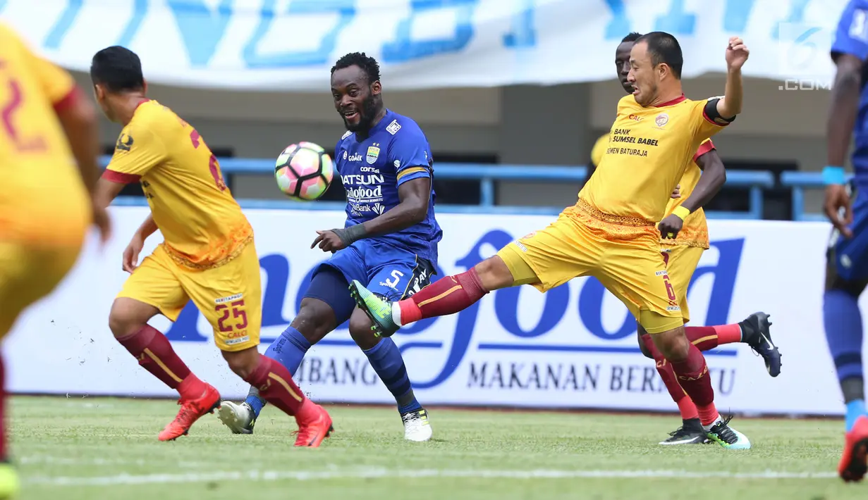 Gelandang Persib, Michael Essien (tengah) mencoba mengoper bola saat laga pembuka Piala Presiden 2018 melawan Sriwijaya FC di Stadion GBLA, Bandung, Selasa (16/1). Persib unggul 1-0. (Liputan6.com/Helmi Fithriansyah)