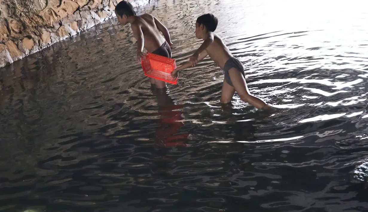 Anak-anak bermain sambil mencari ikan di Kali Pancoran, Jakarta, Jumat (14/9). Meski air kali yang keruh dan kotor dapat menyebabkan gangguan kesehatan, tidak menyurutkan niat anak-anak tersebut untuk tetap bermain. (Liputan6.com/Immanuel Antonius)