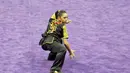 Atlet Wushu Indonesia, Juwita Niza saat beraksi, pada Kejuaraan Dunia Wushu 2015 di Istora Senayan, Jakarta, Minggu(15/11/2015). (Bola.com/Nicklas Hanoatubun)