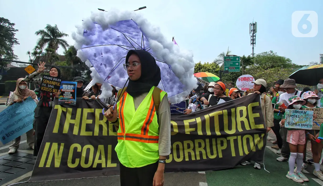Peserta mengikuti aksi pawai Global Climate Strike di Taman Menteng, Jakarta, Minggu (17/9/2023). Aksi yang dilakukan oleh gabungan komunitas peduli lingkungan itu untuk menyuarakan isu krisis iklim yang mengancam kehidupan makhluk hidup serta meminta pemerintah untuk serius menangani krisis iklim dan kelestarian lingkungan. (Liputan6.com/Angga Yuniar)