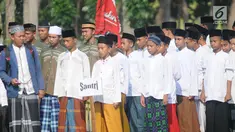Santri Kota Tangerang Selatan mengikuti apel untuk memperingati Hari Santri Nasional di lapangan Pesantren AL-Amanah AL-Gontroy, Pondok Aren, Senin (22/10). Acara tersebut dalam rangka memperingati Hari Santri Nasional ke-3. (Merdeka.com/Arie Basuki)