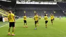 Para pemain Borussia Dortmund merayakan gol yang dicetak oleh Erling Haaland ke gawang Schalke 04 pada laga Bundesliga di Stadion Signal Iduna Park, Sabtu (16/5/2020). Pandemi COVID-19 membuat pemain melakukan selebrasi jaga jarak. (AP/Martin Meissner)