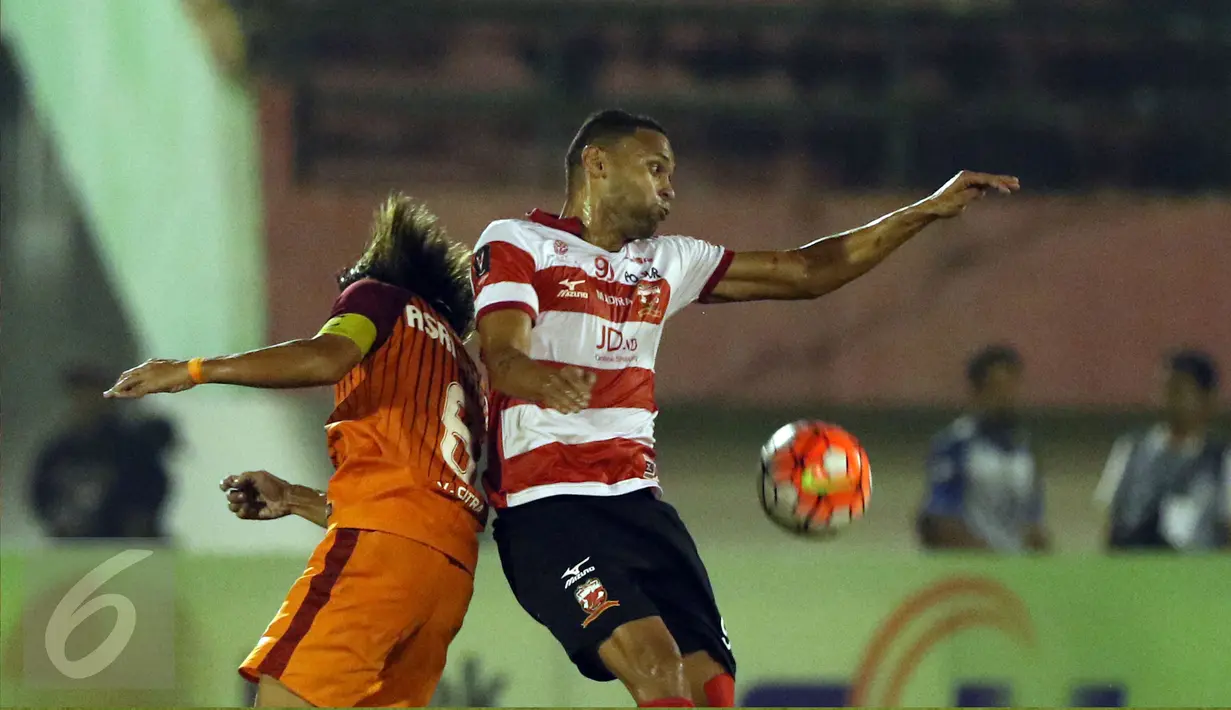 Pemain depan Madura United, Luis Carlos Ceatano (kanan) berebut bola dengan Asri Akbar (PBFC) saat laga 8 besar PIala Presiden 2017 di Stadion Manahan Solo, Sabtu (25/2). PBFC unggul adu penalti 5-4 (0-0). (Liputan6.com/Helmi Fithriansyah)