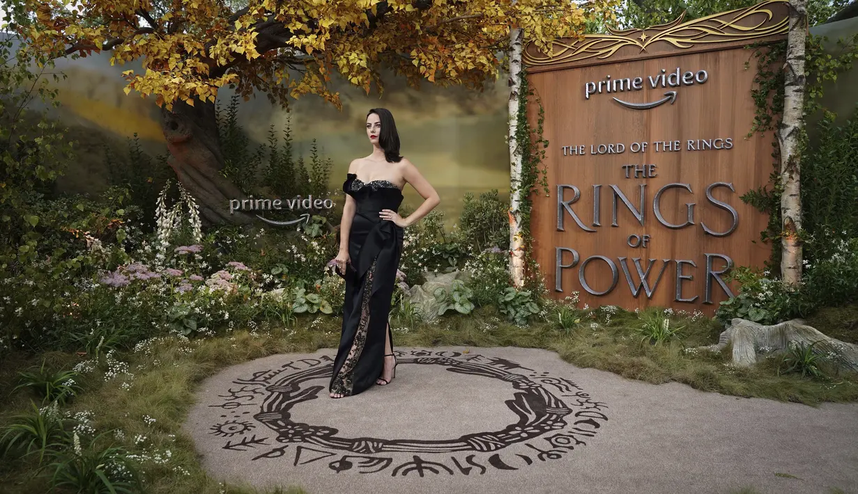 Kaya Scodelario berpose untuk para fotografer setibanya di pemutaran perdana dunia serial TV 'The Lord of the Rings: The Rings of Power' di London, Selasa (30/8/2022). (Photo by Scott Garfitt/Invision/AP)