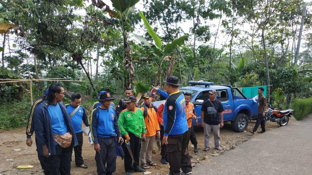 Warga dan relawan memburu celeng yang meresahkan warga di lereng Gunung Slamet. (Foto: Liputan6.com/Muhamad Ridlo)