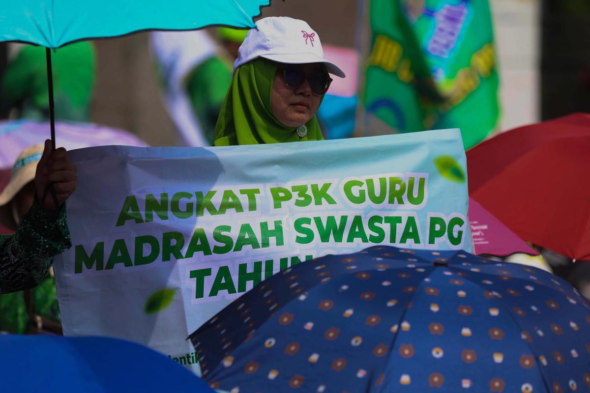 FOTO: Aksi Guru Madrasah Swasta di Depan Gedung DPR