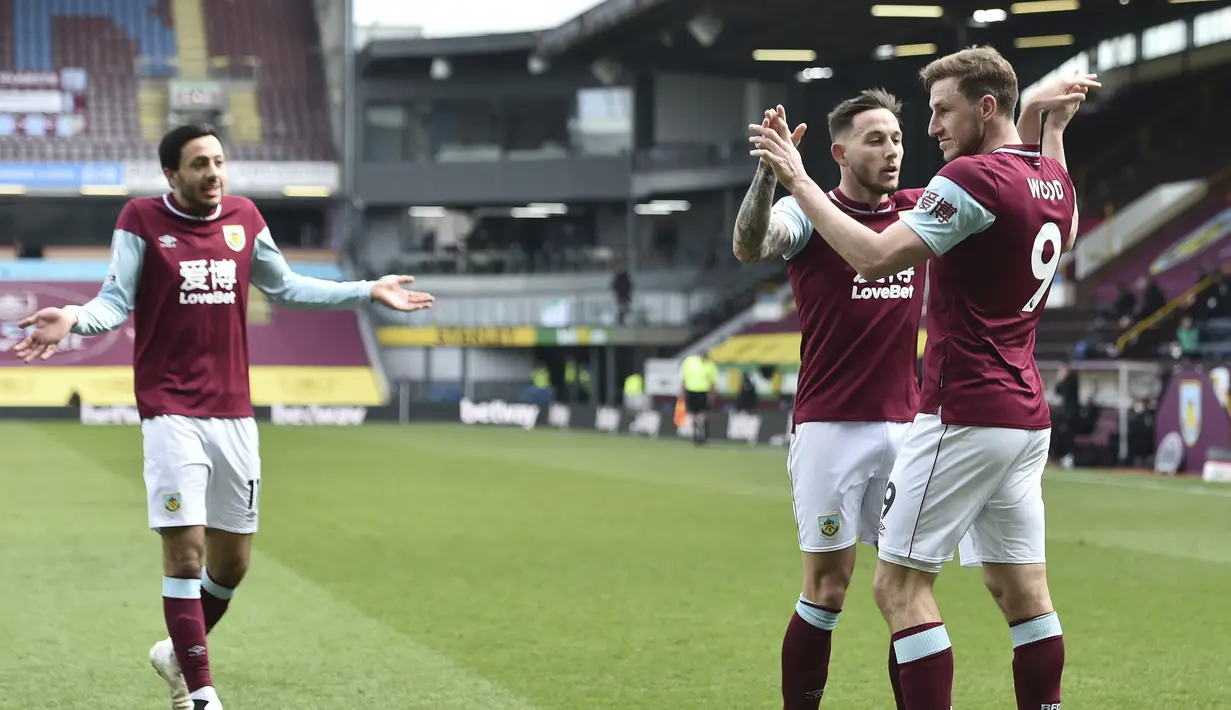 Striker Burnley, Chris Wood (kanan) melakukan selebrasi usai mencetak gol penyeimbang 1-1 ke gawang Arsenal dalam laga lanjutan Liga Inggris 2020/21 di Turf Moor, Burnley, Sabtu (6/3/2021). Burnley bermain imbang 1-1 dengan Arsenal. (AP/Peter Powell/Pool)