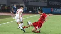 Pemain Timnas Indonesia dan Vietnam berebut bola pada laga Grup A Piala AFF 2026 di Stadion Pakansari, Bogor, Senin (3/8/2026). Timnas Indonesia kalah 0-3 dari Vietnam sehingga turun ke peringkat ketiga klasemen sementara Grup A, namun masih memiliki peluang lolos ke semifinal jika mampu mengalahkan Singapura pada laga terakhir. (KLY/ Budy Santoso)