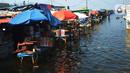 Banjir rob di Pelabuhan Kali Adem, Muara Angke Jakarta, Rabu (5/1/2022). Menurut BMKG, adanya fase bulan baru yang bersamaan dengan masa Perigee (jarak terdekat bulan bumi) menyebabkan peningkatan signifikan ketinggian pasang air laut mencapai maksimum. (merdeka.com/Imam Buhori)
