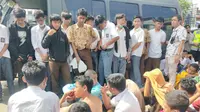 Puluhan pelajar STM di Palembang diamankan sebelum berhasil menggelar aksi demo di gedung DPRD Sumsel (Liputan6.com / Nefri Inge)