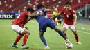 Hingga memasuki pertengahan babak pertama, Witan Sulaeman masih kesulitan menembus pertahanan Thailand, bahkan seringkali membuat kesalahan sendiri. (AP/Suhaimi Abdullah)