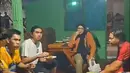 Viral video Duta Sheila On 7 makan bersama tetangga setelah bermain voli. Vokalis Duta Sheila On 7 itu tampak didampingi istri saat menikmati bakmie buatan ibu-ibu PKK. [Instagram/rt03ganjurancc]