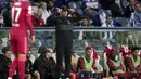 Pelatih Liverpool, Jurgen Klopp menginstruksikan pemainnya saat bertanding melawan Porto pada pertandingan grup B Liga Champions di stadion Dragao di Porto, Portugal, Rabu (29/9/2021). Liverpool menang telak atas Porto 3-0.  (AP Photo/Luis) Vieira)