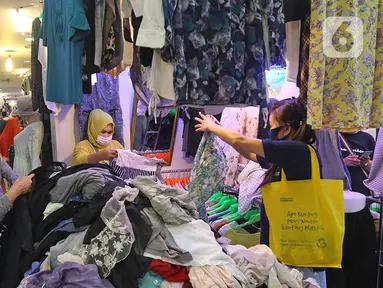 Calon pembeli memilih pakaian bekas di salah satu kios Pasar Senen Blok III, Jakarta, Kamis (11/6/2020). Pasar yang tetap buka saat PSBB dengan pembatasan jam operasional ini akan kembali dibuka secara normal pada 15 Juni 2020 dengan aturan protokol kesehatan COVID-19. (Liputan6.com/Herman Zakharia)