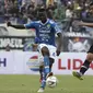 Striker Persib Bandung, Ezechiel N'Douasel, mengontrol bola saat melawan TIRA Persikabo pada laga Piala Presiden 2019 di Stadion Si Jalak Harupat, Bandung, Sabtu (2/3). Persib kalah 1-2 dari TIRA. (Bola.com/Yoppy Renato)