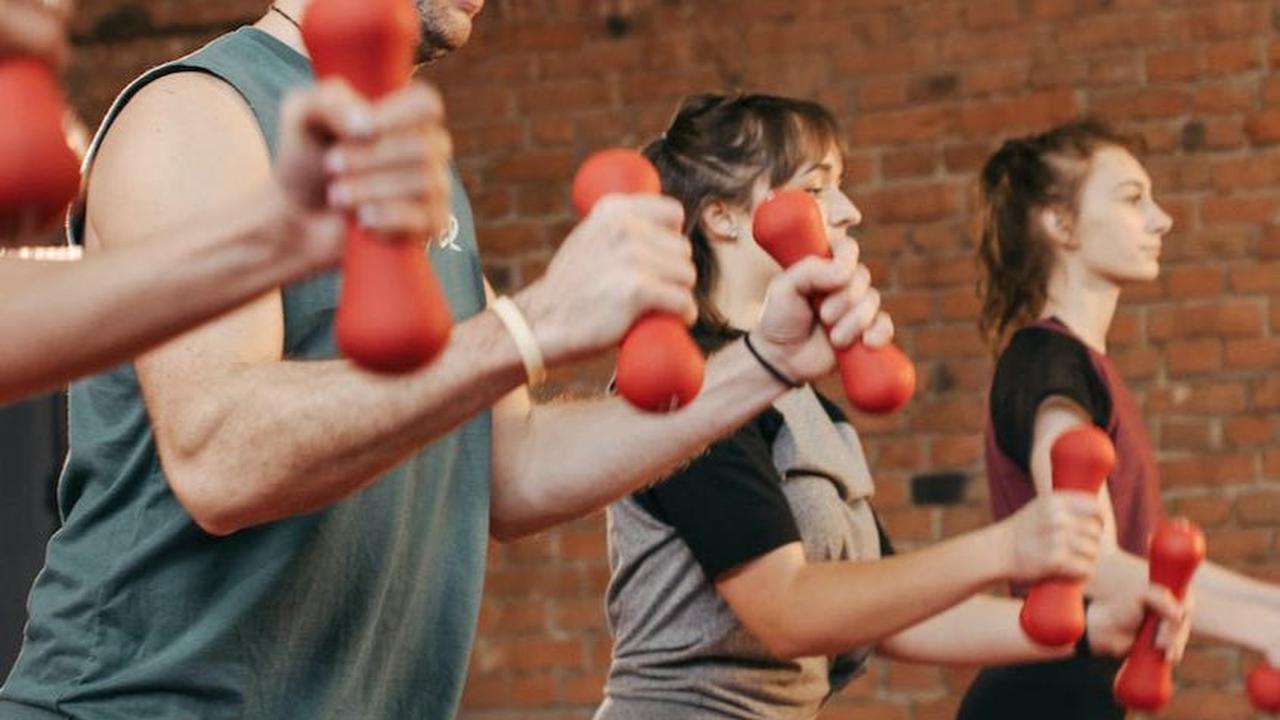 5. Kesempatan Bersosialisasi Berkurang:<br>Fokus pada program diet dan olahraga dapat mengurangi kesempatan untuk bersosialisasi, yang juga penting untuk kesehatan mental.