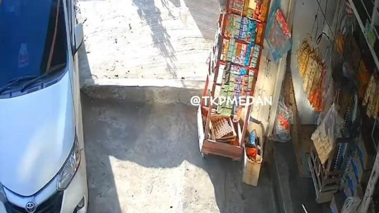 Belum lama ini, akun instagram @tkpmedan mengunggah video aksi pencurian yang dilakukan dua wanita bermobil di Deli Serdang. Awalnya, tampak mobil berwarna putih berhenti di depan toko sembako dan memarkirkan kendaraannya.