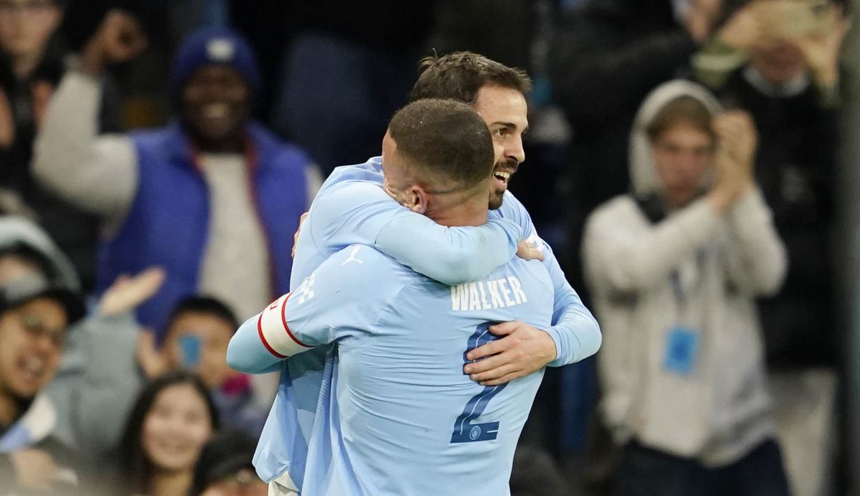 Pemain Manchester City Kyle Walker merayakan gol bersama Bernardo Silva saat melawan Newcastle United pada laga Piala FA di Stadion Etihad, Minggu (17/3/2024). Hasil positif ini membawa City melaju ke babak semifinal. (AP Photo/Dave Thompson)