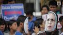 Massa Gerbang (Gerakan Anak Bangsa) mengenakan topeng bergambar  Ratna Sarumpaet  saat unjuk rasa di depan PN Jakarta Selatan, Selasa (19/3). Mereka meminta Ratna Sarumpaet membongkar aktor intelektual dalam penyebaran hoaks. (Liputan6.com/Faizal Fanani)