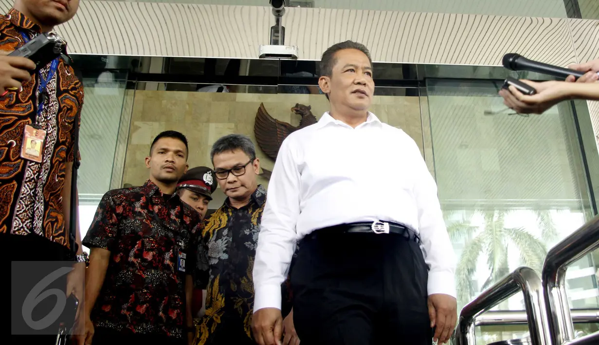 Kabareskrim Mabes Polri Komjen Pol Anang Iskandar berjalan keluar seusai mengadakan pertemuan di Gedung KPK, Jakarta, Jumat (11/9/2015). Anang datang untuk membangun sinergitas antarlembaga antara Polri dan KPK. (Liputan6.com/Helmi Afandi)