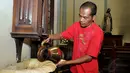Petugas gereja Katedral menyiapkan air suci jelang Misa Malam Natal 2014 pada Rabu pagi (24/12/2014). (Liputan6.com/Miftahul Hayat)