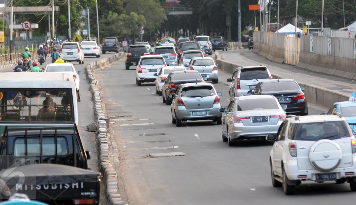 Sejumlah kendaraan melintas di kawasan Sudirman, Jakarta, (15/5). Gubernur DKI Jakarta Basuki Tjahaja Purnama (Ahok) kembali memunculkan wacana pemberlakuan pelat nomor ganjil genap untuk mengantisipasi kemacetan di Ibukota. (Liputan6.com/Helmi Afandi) 