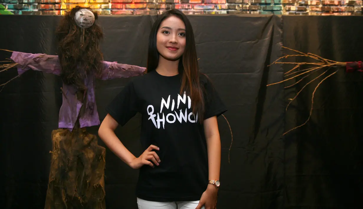 Saat ditemui di kawasan Senopati usai menghadiri jumpa pers film Terbarunya film Nini Towo, Natasha pun terlihat malu-malu. Ia juga tidak menolak ketika ditanyakan terkait kisah cintanya dengan Verrel. (Nurwahyunan/Bintang.com)