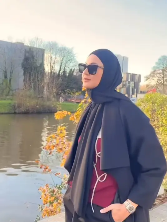 <p>Istri Baim Wong ini tampak cantik dengan kostum musim gugur. Dia belada di Belanda untuk urusan pekerjaan. (Foto: Instagram/ paula_verhoeven)</p>
