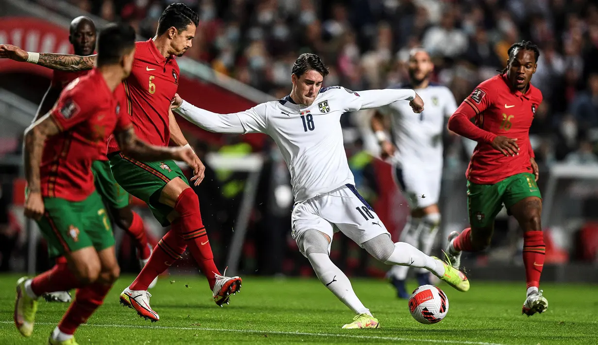 Dusan Vlahovic tampil memukau beberapa musim terakhir. Hal tersebut yang membuatnya direkrut oleh Juventus pada bursa transfer musim panas 2022 lalu dari Fiorentina. Musim ini, ia telah mencetak 6 gol dan 1 assist dari 10 laga di Liga Italia. Catatan gemilang tersebut membuat pemuda 22 tahun itu dipanggil untuk memperkuat Timnas Serbia. (AFP/Patrucia De Melo Moreira)