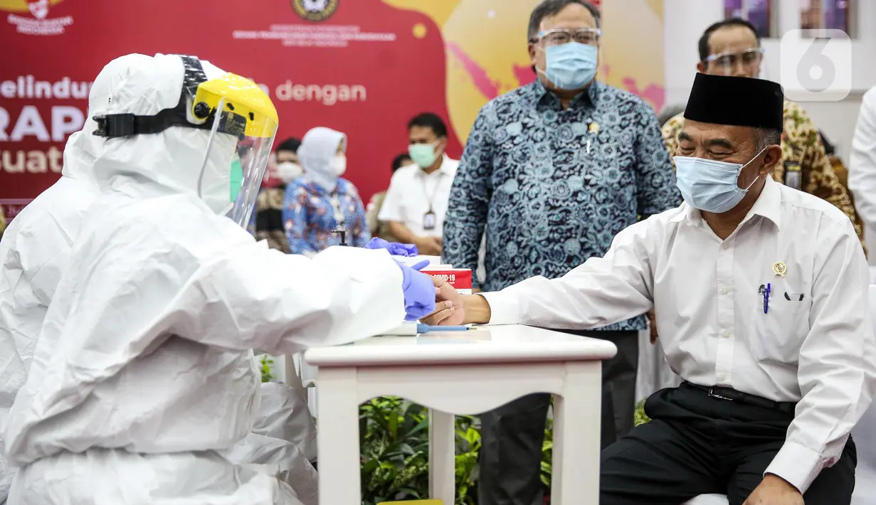 Menko PMK Muhadjir Effendy mengikuti Rapid Tes menggunakan alat produksi dalam negeri di Kantor Kemenko PMK, Jakarta, Kamis (9/7/2020). Produk tes cepat Covid-19 merupakan  buatan dalam negeri karya anak bangsa yang diberinama RI-GHA Covid-19. (Liputan6.com/Faizal Fanani)