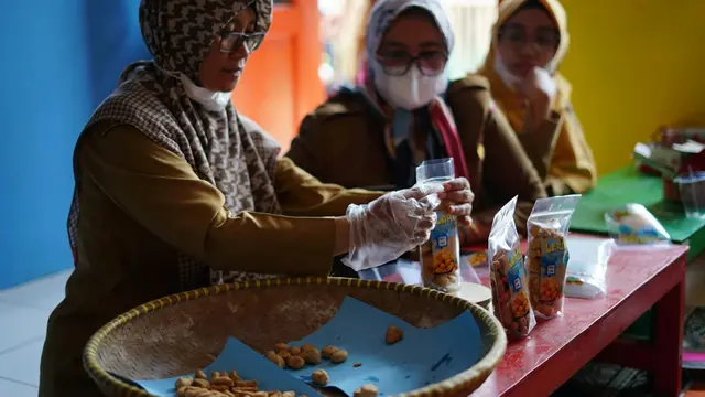 Beberapa emak-emak kelurahan Cimuncang, Garut Kota, Jawa Barat nampak antusias mengikuti pelatihan pengolahan makanan berbahan ikan laut.