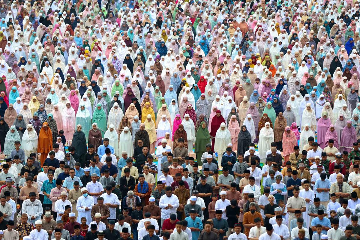 FOTO: Ribuan Warga Bogor Padati Stadion Pakansari untuk Shalat Idul Fitri