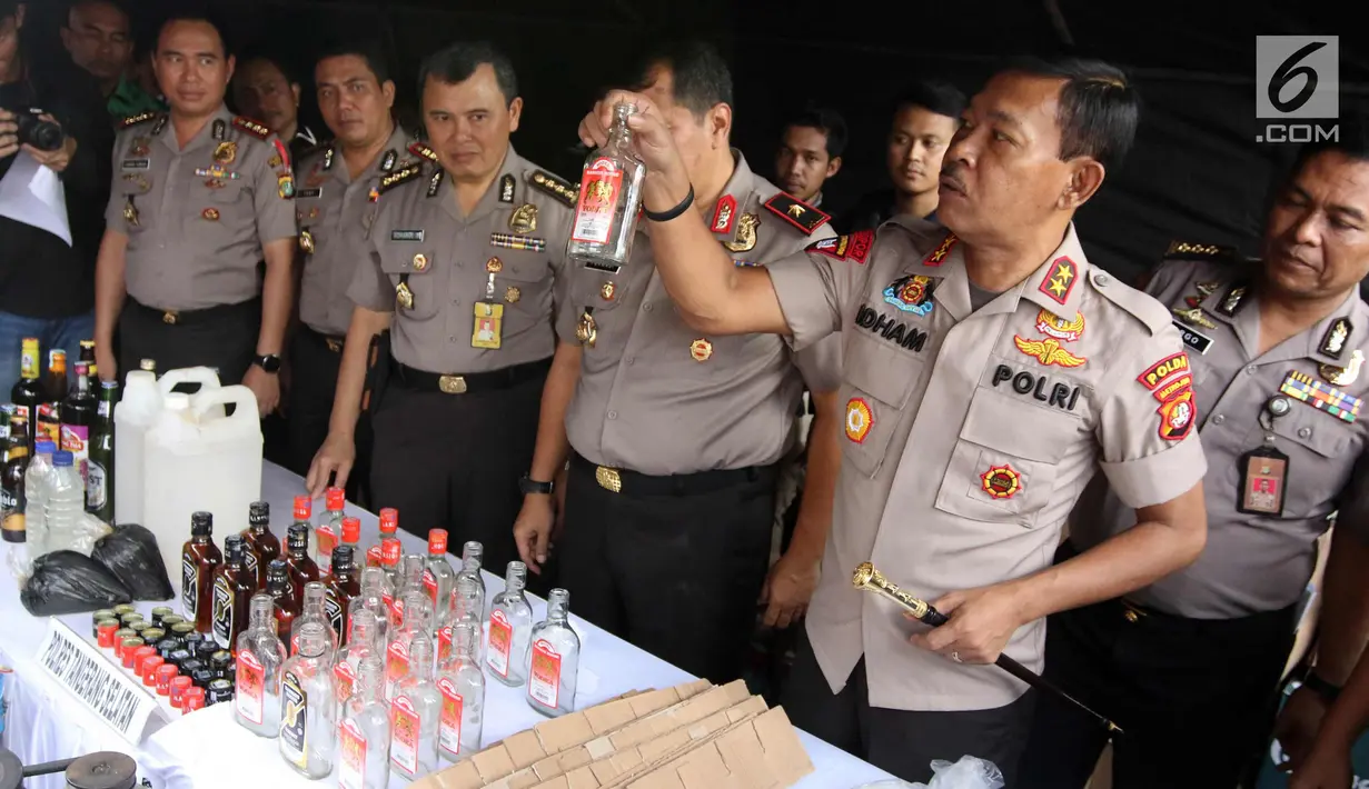 Kapolda Metro Jaya Irjen Pol Idham Azis (tengah) dan jajaraannya menunjukkan barang bukti saat rilis hasil operasi miras di Polda Metro Jaya, Jakarta, Jumat (20/4). Jajaran Polda Metro Jaya berhasil menyita 39.834 botol miras. (Liputan6.com/Arya Manggala)