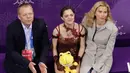 Atlet skating asal Rusia, Evgenia Medvedeva menangis di Olimpiade Musim Dingin 2018 Korea Selatan, Jumat, (23/2). Medvedeva meraih perak dengan skor 238,26 sedangkan rekan senegaranya Alina Zagitova meraih emas dengan skor 239.57. (AP Photo/Morry Gash)