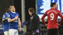 Pemain Everton, Seamus Coleman (2 kiri) terlihat kesakitan usai bertabrakan dengan Zlatan Ibrahimovic pada laga Premier League di Goodison Park, Liverpool, (04/12/2016). MU bermain imbang 1-1 lawan Everton. (AFP/Paul Ellis)