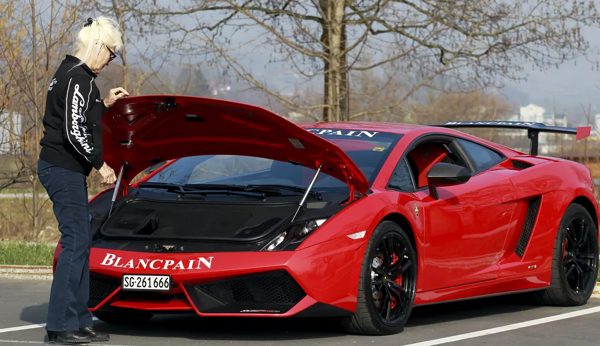 Sonja Heiniger, nenek berusia 76 tahun, ketika melakukan pengecekan terhadap mesin Lamborghininya di Jona, Swiss (20/5/2015). (REUTERS/Alessandro Garofalo)