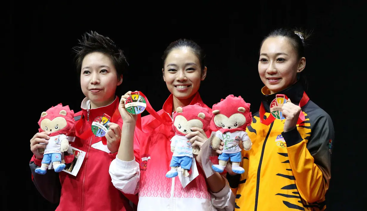 Atlet wushu Indonesia, Lindswell Kwok, meraih medali emas wushu di nomor taijijian SEA Games 2015 yang berlangsung di Singapore Expo, Singapura. Senin (8/6). (Bola.com/Arief Bagus)