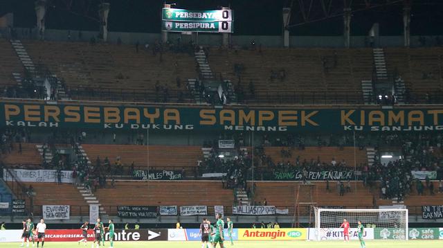 Kelompok Bonek yang terdapat di tribune utara atau Green Nord melalukan boikot saat Persebaya Surabaya meladeni Persipura Jayapura di Gelora Bung Tomo, Jumat (2/8/2019). (Bola.com/Aditya Wany)