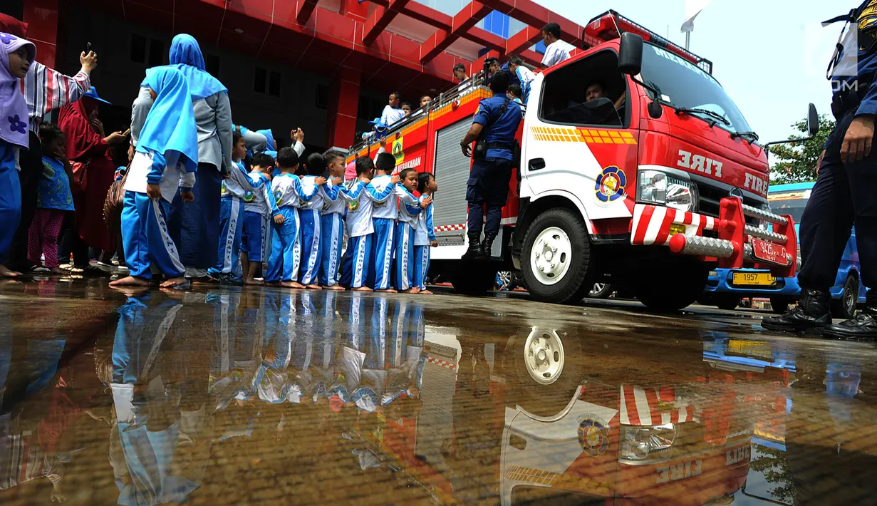 Sejumlah siswa TK di lingkungan Kabupaten Bogor menaiki mobil pemadam kebakaran saat berkunjung ke kantor Dinas Pemadam Kebakaran, Jalan Tegar beriman, Cibinong, Rabu (18/9/2019). Kegiatan belajar di luar kelas ini untuk mengenalkan profesi dan tugas pemadam kebakaran. (merdeka.com/Arie Basuki)