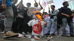 Massa sempat membakar patung Ketua KPK, Abraham Samad saat melakukan unjuk rasa di depan Gedung KPK, Jakarta, Jumat (6/2/2015). (Liputan6.com/Herman Zakharia)