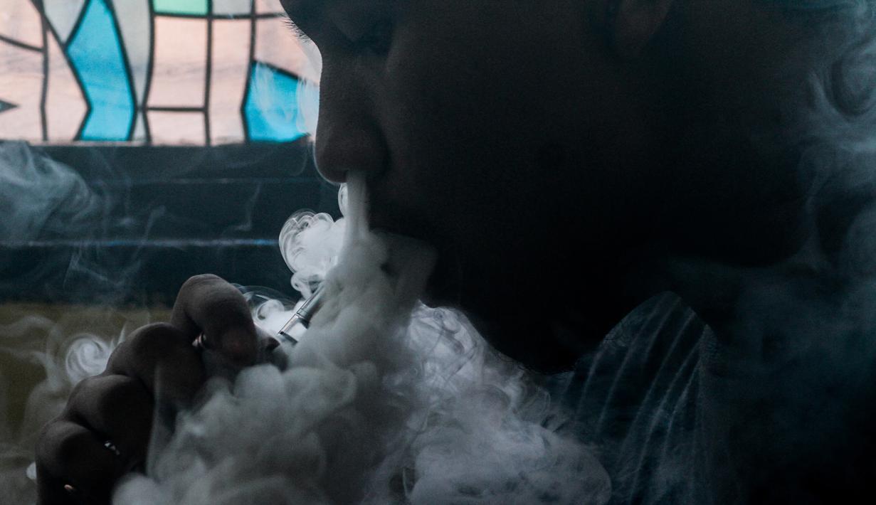 Ilustrasi foto menunjukkan seorang pelanggan merokok elektrik di sebuah toko vape di Manila (20/11/2019). Presiden Filipina Rodrigo Duterte mengumumkan akan melarang penggunaan e-rokok. (AFP Photo/Dante Diosina Jr)