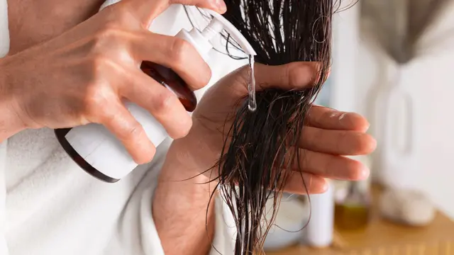 Pentingnya Deep Conditioning untuk Rambut Tipis [Dok/freepik.com]