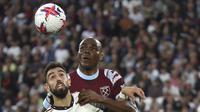 Pemain West Ham, Angelo Ogbonna (kanan), menempel ketat pergerakan pemain MU, Bruno Fernandes, dalam laga pekan ke-35 Premier League 2022/2023 yang berlangsung di London Stadium, Senin (8/5/2023) dini hari. (AP Photo/Ian Walton)