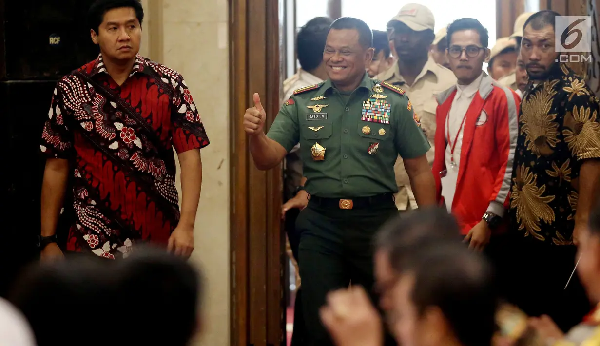 Panglima TNI Gatot Nurmantyo dan Ketua Umum Taruna Merah Putih ketika tiba sebelum menjadi pembicara dalam diskusi Intoleransi, Ancaman bagi Kebinekaan dan Persatuan Bangsa pada acara Simposium Nasional di Jakarta, Senin (14/8). (Liputan6.com/Johan Tallo)