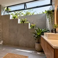 Desain Kamar Mandi dengan Jendela Atas dan Dinding Privasi Bertingkat (AI Generated)
