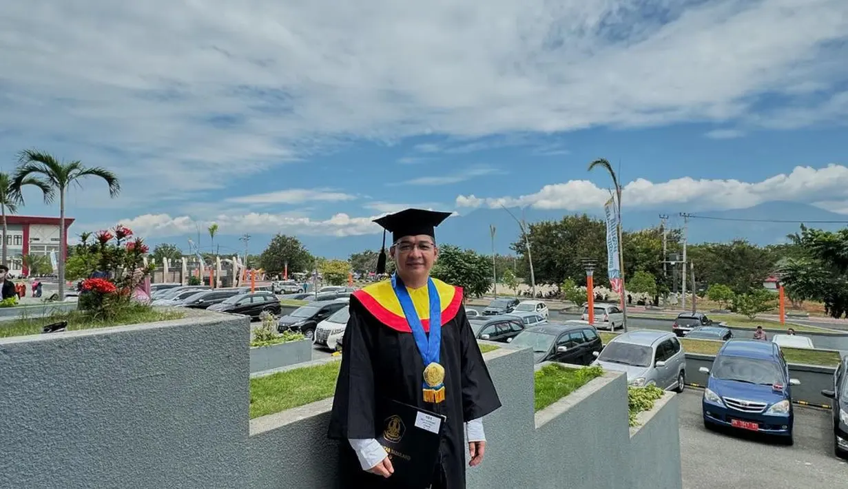 Pasha Ungu dan Adelia Pasha wisuda bareng. [Foto: Instagram/pashaungu_vm]